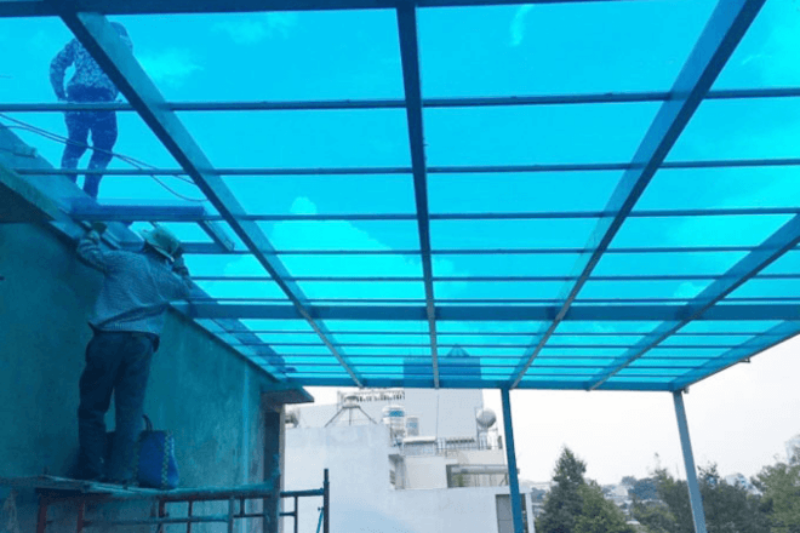 Tấm lợp mái che sân thượng polycarbonate rỗng ruột