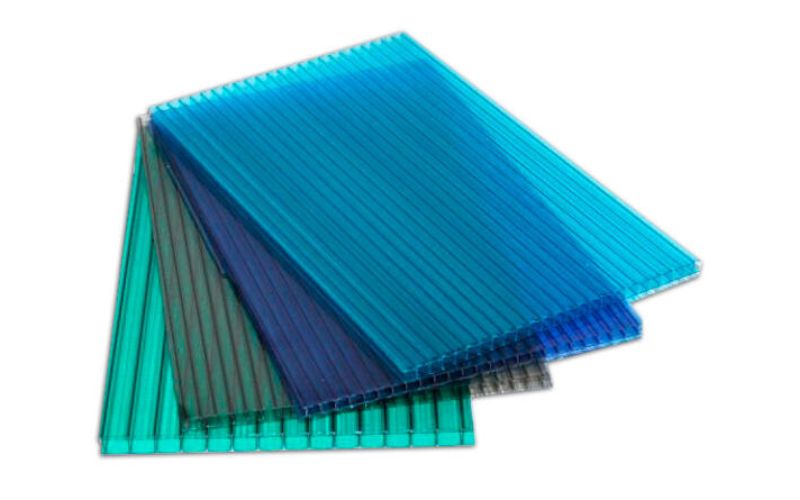 Polycarbonate lại có khả năng chống trầy xước tốt hơn acrylic, giúp giữ được độ trong suốt lâu hơn