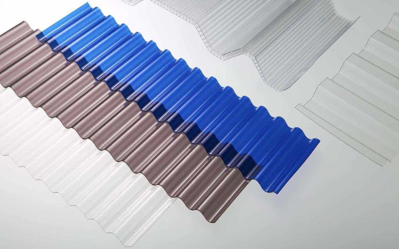 Polycarbonate vượt trội hơn hẳn so với acrylic về khả năng chịu lực với độ bền va đập cao hơn khoảng 15 lần