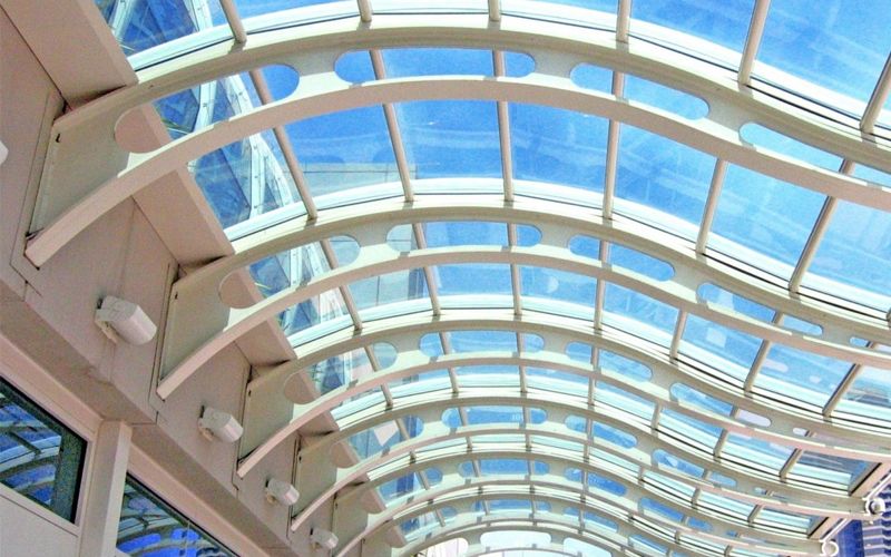 Acrylic vượt trội hơn polycarbonate về khả năng chống tia cực tím và có thể chặn tới 98% tia UV