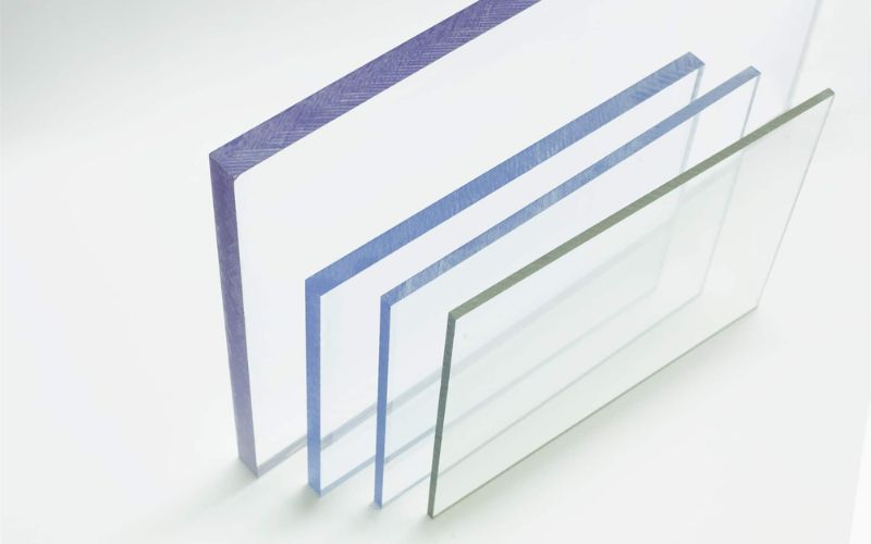 Acrylic và Polycarbonate đều là những loại nhựa trong suốt với nhiều ưu điểm nổi bật.