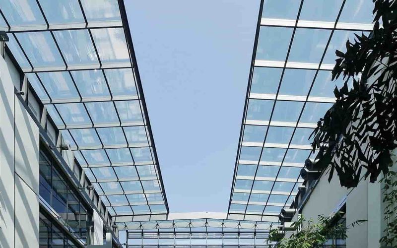 Tấm polycarbonate nhẹ hơn kính từ đó giảm tải trọng đáng kể