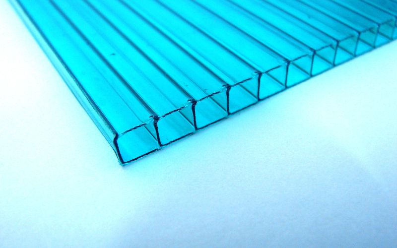 Tấm polycarbonate có khả năng cách nhiệt tốt hỗ trợ điều hòa nhiệt độ bên trong nhà kính