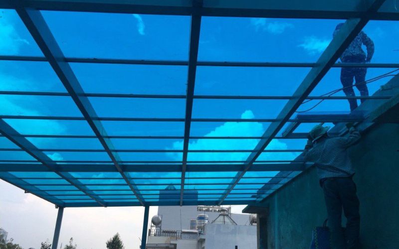 Lau chùi định kỳ giúp mái Polycarbonate luôn sạch sẽ, sáng bóng