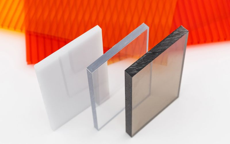 Polycarbonate (PC) là loại nhựa trong suốt, có độ truyền sáng gần như thủy tinh và trọng lượng nhẹ dễ di chuyển